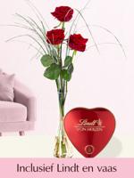 Drie rode rozen inclusief glasvaas en Lindt hart