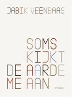 Soms kijkt de aarde me aan - Jabik Veenbaas - Paperback (9789046826713)