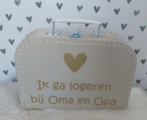 Koffertje &apos;&apos;ik ga logeren bij oma en opa&apos;&apos; div. kleuren