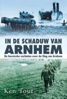 In de schaduw van Arnhem - Ken Tout, Null - Paperback (9789045310596)