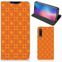 Xiaomi Mi 9 Hoesje met Magneet Batik Oranje - thumbnail