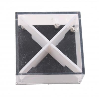 Free and Easy geduldspel in kubus met 4 balletjes 3,5 cm wit Free and Easy geduldspel in kubus met 4 balletjes 3,5 cm wit