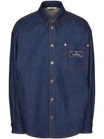 Valentino Garavani chemise en jean à patch logo - Bleu