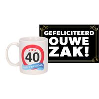 Verjaardag cadeau mok/beker 40 jaar print 300 ml + A5-size wenskaart ouwe zak