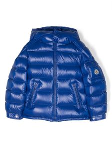 Moncler Enfant manteau matelassé à patch logo - Bleu