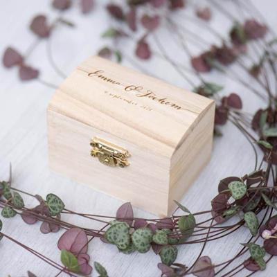 Houten kistje voor trouwringen kalligrafie