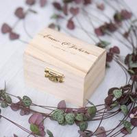 Houten kistje voor trouwringen kalligrafie