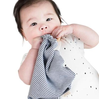 Little Indians bijtring Stripes junior hout/katoen zwart/wit Little Indians bijtring Stripes junior hout/katoen zwart/wit