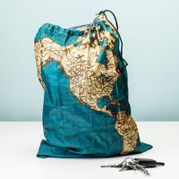 Kadotip Reiswaszak World Map Laundry Bag | Kikkerland - thumbnail