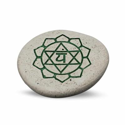 Gegraveerde Riviersteen met 4e Chakra Symbool Gegraveerde Riviersteen met 4e Chakra Symbool