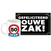 Verjaardag cadeau mok/beker 50 jaar print 300 ml + A5-size wenskaart ouwe zak