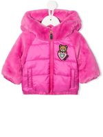 Moschino Kids doudoune à capuche en fourrure artificielle - Rose