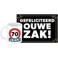 Verjaardag cadeau mok/beker 70 jaar print 300 ml + A5-size wenskaart ouwe zak