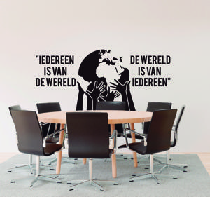 Muurstickers tekst woonkamer iedereen is van de wereld