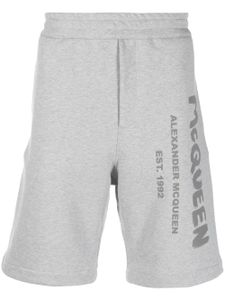 Alexander McQueen short de sport à imprimé graffiti - Gris