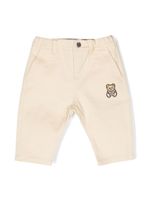 Moschino Kids pantalon chino droit à patch logo - Tons neutres