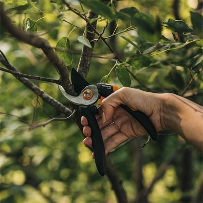 Fiskars Solid M P321 snoeischaar Bypass Zwart, Oranje