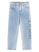 Versace Kids jean à logo imprimé - Bleu