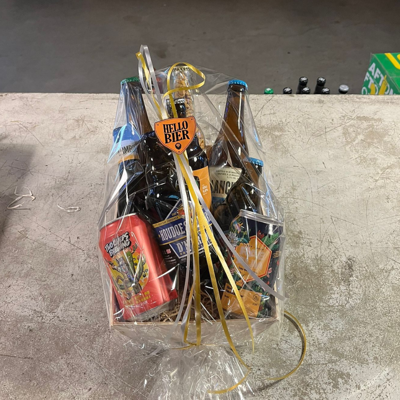 Hellobier Afscheidsgeschenkverpakking 8 Bieren + Pinda's + Mand Hellobier Afscheidsgeschenkverpakking 8 Bieren + Pinda's + Mand