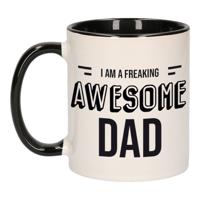 Cadeau mok / beker zwart - I am a freaking awesome dad - papa / vader - verjaardag / Vaderdag - feest mokken