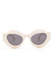 Kuboraum lunettes de soleil teintées à monture papillon - Blanc