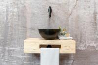 Saniclear Seba fonteinset met eiken plank, zwarte waskom en zwarte kraan voor in het toilet