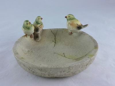 Voerbakje met vogeltjes op de rand