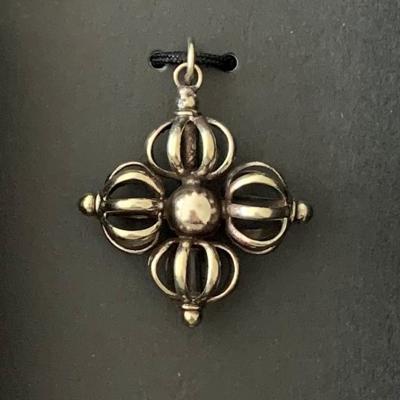 Tibetaanse Hanger Vishvavajra - Dubbele Dorje (2,2 x 2,2 cm) Tibetaanse Hanger Vishvavajra - Dubbele Dorje (2,2 x 2,2 cm)