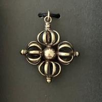 Tibetaanse Hanger Vishvavajra - Dubbele Dorje (2,2 x 2,2 cm)