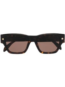 Alexander McQueen Eyewear lunettes de soleil à logo gravé - Marron