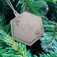 Gepersonaliseerde kersthanger hexagon met takjes en naam