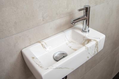 Mueller Mini Apa fonteinset rechts met wit marmeren fontein en chromen kraan Mueller Mini Apa fonteinset rechts met wit marmeren fontein en chromen kraan