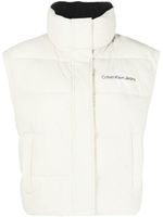 Calvin Klein Jeans gilet matelassé crop à logo imprimé - Tons neutres