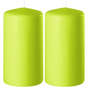 2x Lime groene cilinderkaarsen/stompkaarsen 6 x 8 cm 27 branduren