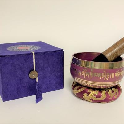 Paarse Klankschaal met Onderzetter en Stick - OMPH en Lotus Paarse Klankschaal met Onderzetter en Stick - OMPH en Lotus