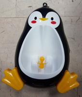 Plaspotje als urinoir uitgevoerd en verkleed als kleurrijke pinguin