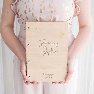 Houten gastenboek modern met namen Houten gastenboek modern met namen