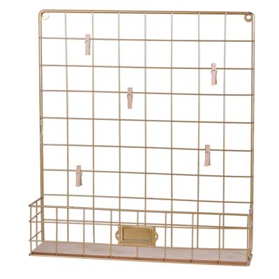 Moderne Gouden Foto Rek Staand met knijpers en opbergbakje - 40.5x36x9cm - Goud - Multi-foto rek - Decoratie - Woonaccessoires - Wandrek Moderne Gouden Foto Rek Staand met knijpers en opbergbakje - 40.5x36x9cm - Goud - Multi-foto rek - Decoratie - Woonaccessoires - Wandrek