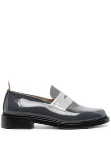 Thom Browne mocassins en cuir verni à entaille penny - Gris