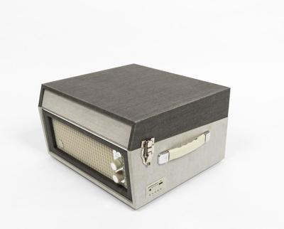 GPO Retro BERMUDAGRY Kofferplatenspeler met ingebouwde speakers op pootjes GPO Retro BERMUDAGRY Kofferplatenspeler met ingebouwde speakers op pootjes