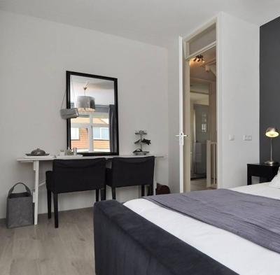 Moderne en strakke Spiegel Tate Satijn zwart small 32mm Moderne en strakke Spiegel Tate Satijn zwart small 32mm