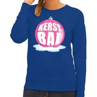 Foute kersttrui kerstbal roze op blauwe sweater voor dames - thumbnail