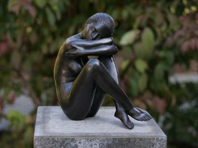 Bronzartes Naakte vrouw zittend tuinbeeld