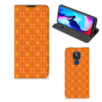 Motorola Moto G9 Play Hoesje met Magneet Batik Oranje - thumbnail