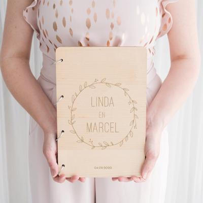 Houten gastenboek met krans en namen