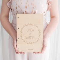 Houten gastenboek met krans en namen