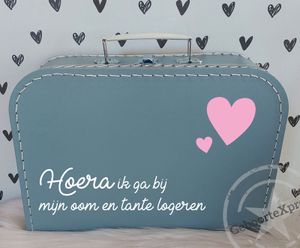 Koffertje &apos;&apos;Hoera ik ga bij mijn oom en tante logeren&apos;&apos; Hartjes