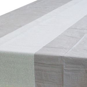 Zilver tafelkleed 274 x 137 cm met witte tafelloper met glitters voor de kersttafel