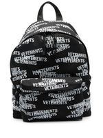 VETEMENTS sac à dos à logo imprimé - Noir