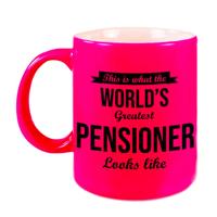 Cadeau mok / beker how the worlds greatest pensioner looks like - neon roze - afscheid/ pensioen/ VUT - feest mokken